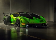 开云体育-当极速赛道遭遇骤雨攻防，F1引擎轰鸣与雄鹿压制美学的双重奏