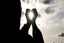 开云官网-终章与序曲，F1争冠夜的绿茵回响