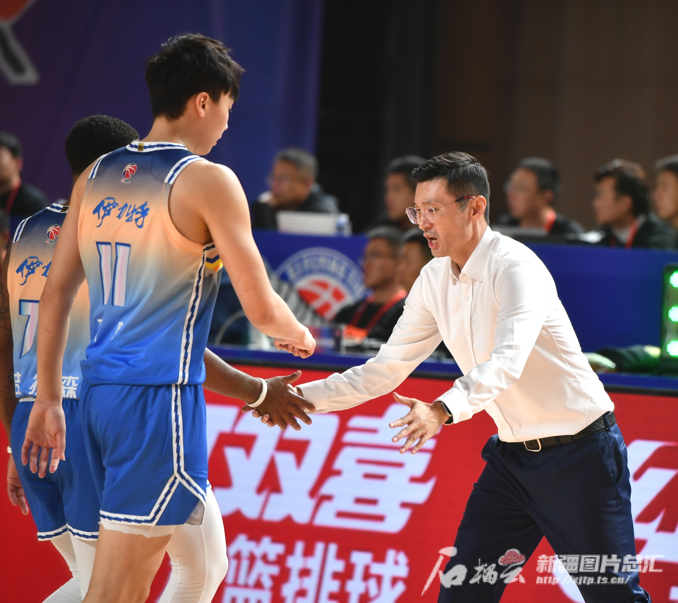 包含新疆男篮联赛表现抢眼，全队士气高涨的词条