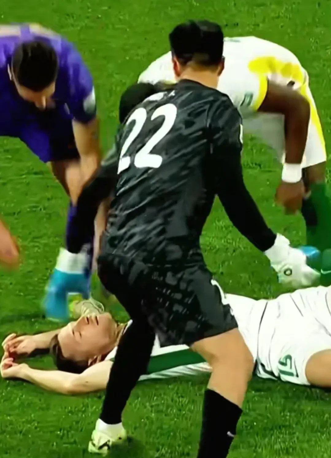 巴塞尔联队球员动作过激,比赛后被红牌罚下 巴塞尔联队球员动作过激,比赛后被红牌罚下