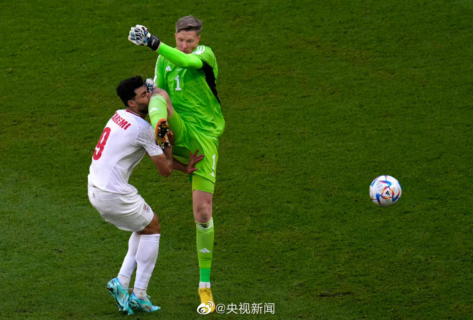 巴塞尔联队球员动作过激,比赛后被红牌罚下 巴塞尔联队球员动作过激,比赛后被红牌罚下