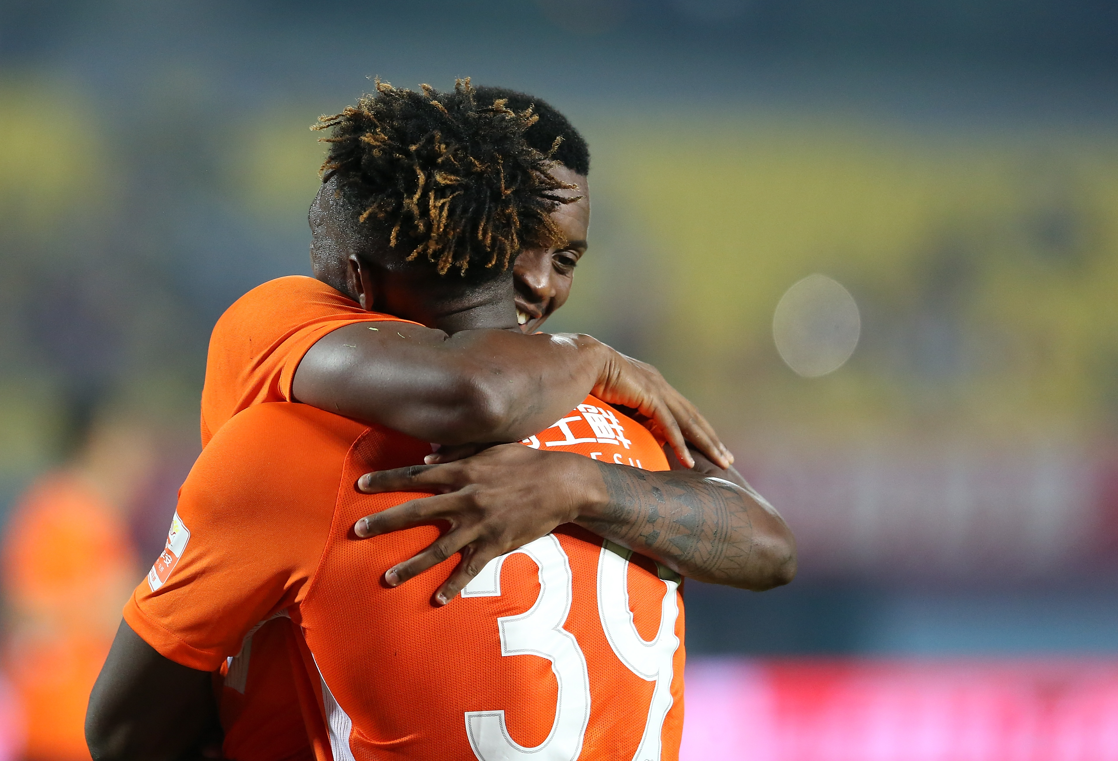 包含大连一方主场失利，中超排名逐渐下滑的词条