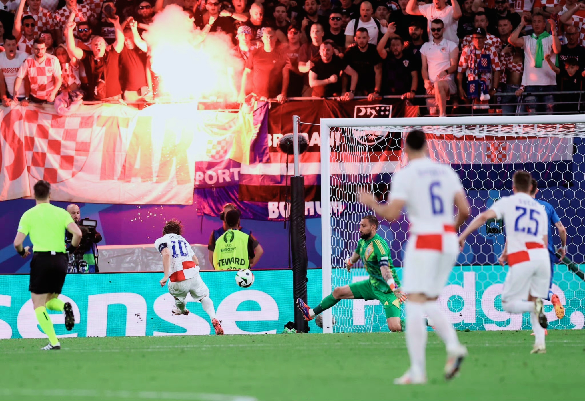 包含克罗地亚队晋级淘汰赛，取胜晋级下一轮的词条