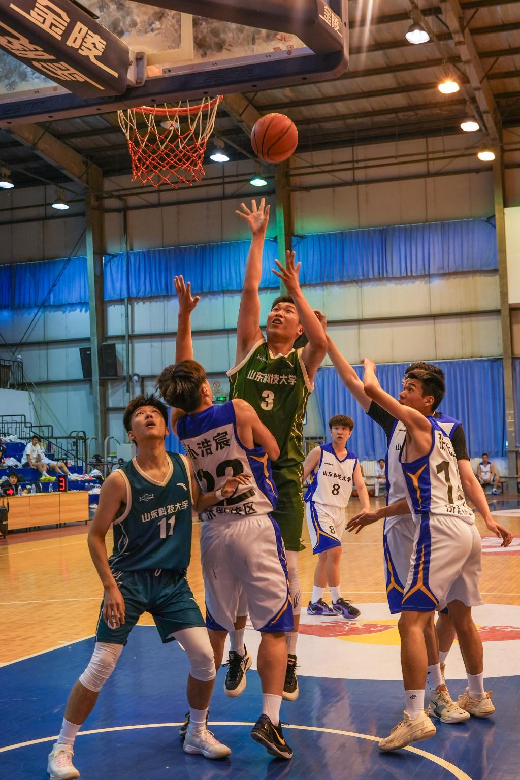 球员奋勇拼搏,篮球比赛精彩纷呈 球员奋勇拼搏,篮球比赛精彩纷呈