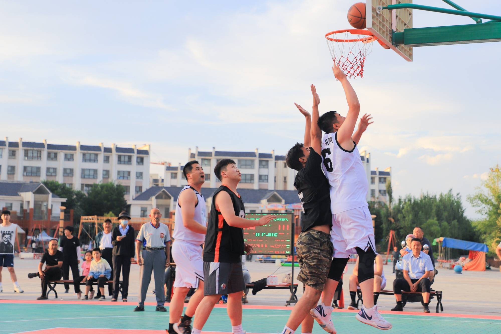 球员奋勇拼搏,篮球比赛精彩纷呈 球员奋勇拼搏,篮球比赛精彩纷呈