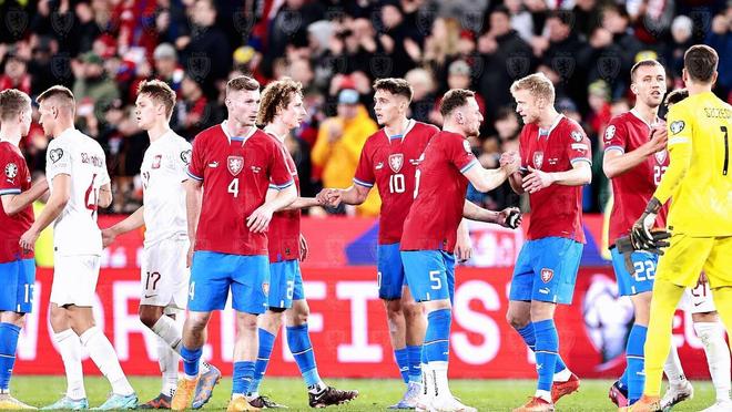 包含奥地利大胜摩尔多瓦，确保小组第一的词条