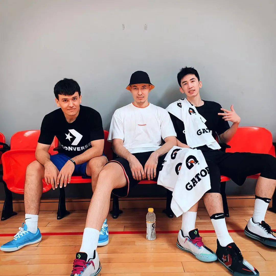 美因茨球队一同前往训练基地,融洽团队精神 美因茨球队一同前往训练基地,融洽团队精神